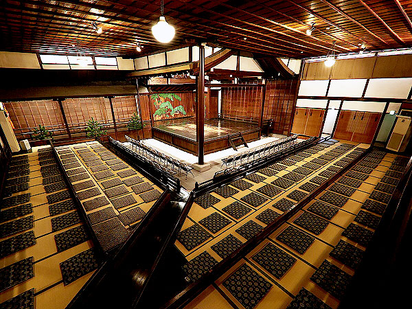 【大江能楽堂】8代目当主がオモテもウラもご案内、京都最古の能舞台へ～謡って、舞って、舞台に上がって！装束や能面を拝見、プチ実演付き～