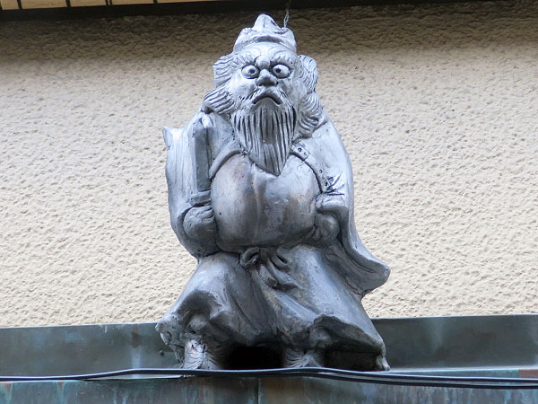 【祇園】京町家の小さな守り神「鍾馗さん」めぐり！瓦屋の厳選コレクション拝見～町家建築士と鍾馗さん密集エリアへ！花街のレアもの、微笑み返しお多福さんまで～