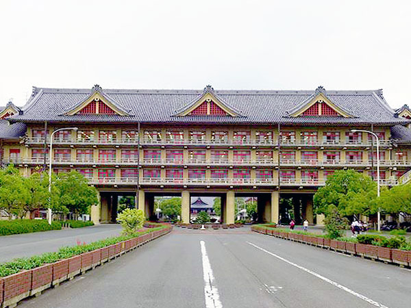 【天理】宗教と生きる街、超ド級の建築群「おやさとやかた」構想を巡る～小さな家から始まった巨大宗教都市、参道商店街から世界の中心まで～