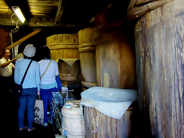 【亀岡】城下町の商家を訪ねて、名水が育んだ老舗の蔵めぐり～木樽が圧巻！発酵熟成「京むらさき」の醤油蔵、利き酒付き～