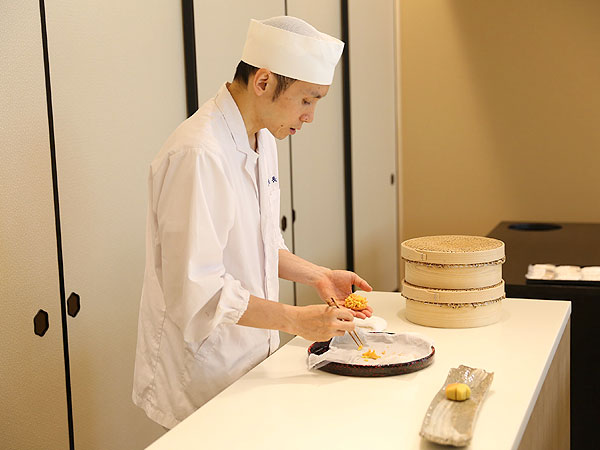 【亀屋良長】八代目主人がご案内、銘水「醒ヶ井」でつくる京菓子の名門へ～生菓子を作って、そして食べる☆江戸時代より受け継ぐお宝も拝見～