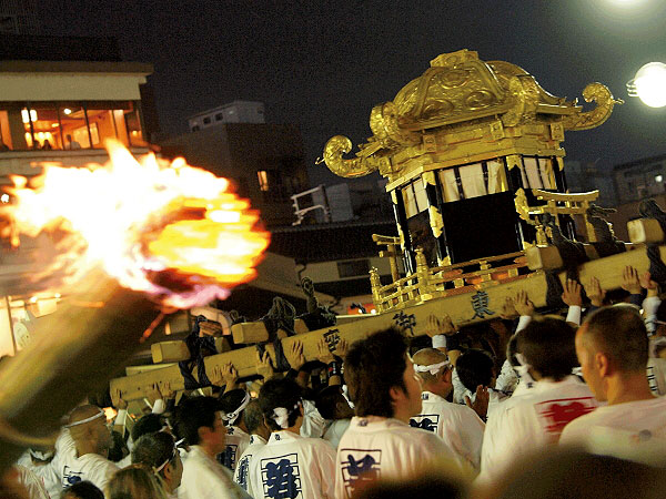 【祇園祭・神輿洗】三若神輿会幹事長と、神輿に随行！大松明点火・神輿洗を追う～松明をかつぐ男衆、裸神輿とともに鴨川へ、熱狂と静寂・清めの神事を拝見～
