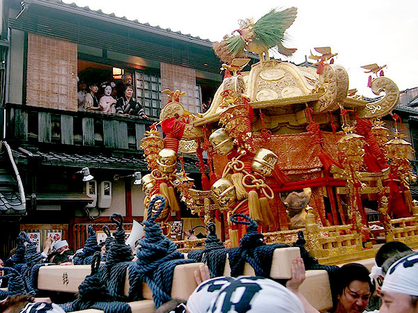 【祇園祭・神幸祭】熱狂うず巻くスサノヲの神輿、神輿研究家と祇園祭の主役を追う～京都最大級の神輿渡御！巡行路に秘められた地名の謎、差し上げを拝見～