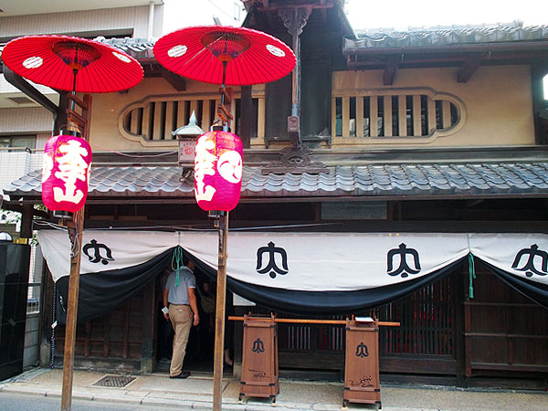 【祇園祭・太子山】太子山の会所「秦家住宅」、屏風祭の奥座敷を拝見～築150年の老舗商家・祭りの室礼に華やぐハレの間へ、前祭の会所めぐり～