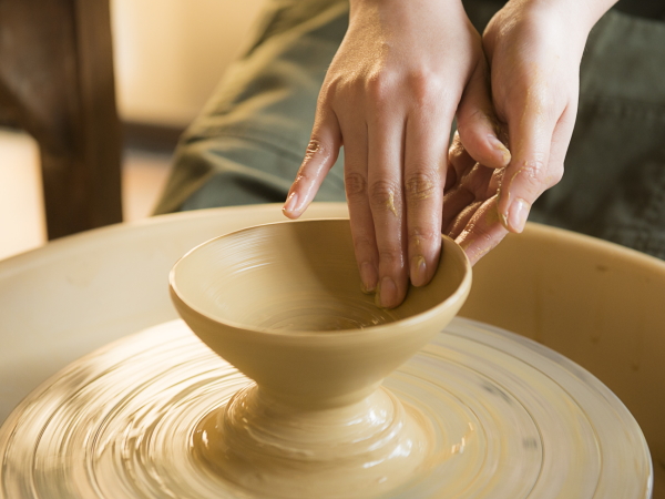 【京焼き】マイうつわを作ろう！清水六兵衛の伝統を受け継ぐ工房へ～職人技を拝見、手びねり体験☆京焼きの作品でお茶会しよう～