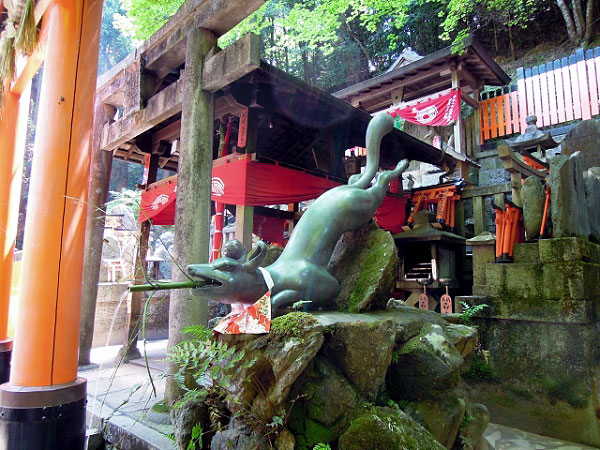 【ブラ稲荷】聖地誕生のカギは“地質”にあり！？地理学研究会と伏見稲荷めぐり～不思議な滝が盛り沢山！巨岩・植生・民間信仰、断層がつくった神の山～