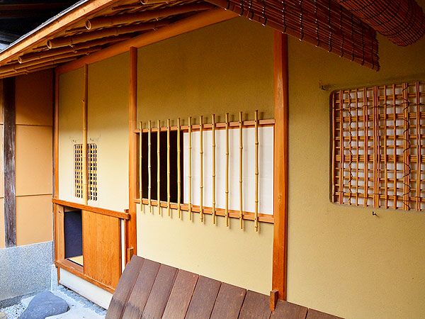 【大西常商店】扇屋女将がおもてなし、京町家の暮らし・投扇興・お茶席体験～茶室・坪庭・おくどさん…商家の内部を拝見、常扇庵で京菓子をいただく～