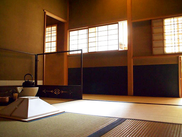 【大西常商店】扇屋女将がおもてなし、京町家の暮らし・投扇興・お茶席体験～茶室・坪庭・おくどさん…商家の内部を拝見、常扇庵で京菓子をいただく～