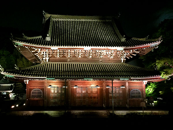 【泉涌寺】一夜限り秋の月見夜会、僧侶といく皇室の菩提寺・貸切参拝～声明が響く堂宇、非公開の舎利殿を拝見、閉ざされた静寂の別世界へ～