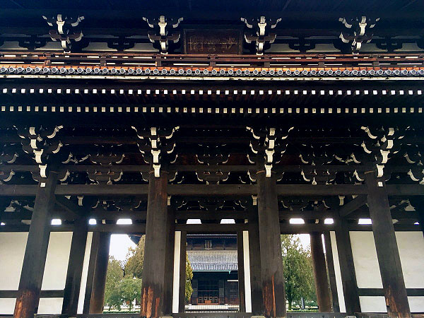 【東福寺】おもしろ伽藍進化論！研究者と、禅寺建築のダイナミックな変遷を追う～変わっていくから面白い！極めて独特「大仏様式」、華麗すぎる「亀岡式」まで～