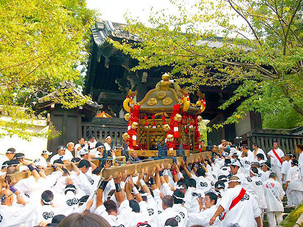 【粟田祭】迫力の神輿が、ヤバい角度で青蓮院へ突入！絢爛豪華な粟田祭を追う～6基の剣鉾が鳴り響く！神輿の修復に関わったガイドと、神仏習合の世界へ～
