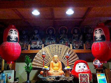 【法輪寺】だるま8000体！仏像ナビゲーターと、だるま寺の美仏じっくり拝観～屋根に天井、お庭もダルマ尽くし！美し十一面観音、黄金の等身涅槃像まで～