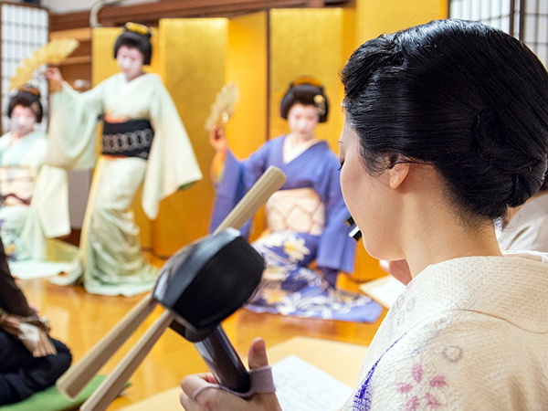 【神楽坂】花柳界の街・神楽坂、芸者さんとお座敷入門～袖すりあうような路地裏さんぽ、お稽古場「見番」を特別に拝見～