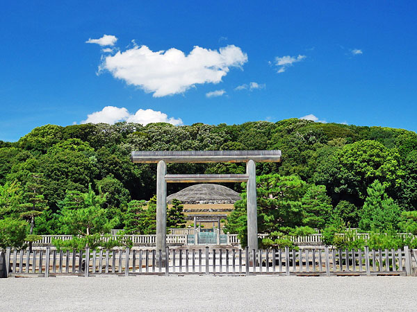 【明治天皇陵】皇室の聖地巡拝！天下人の巨城は、近代最大の御陵となった～明治と桓武・京都を愛した二人の天皇、捧げられた台湾の巨樹、静寂が包む御陵の杜～:
