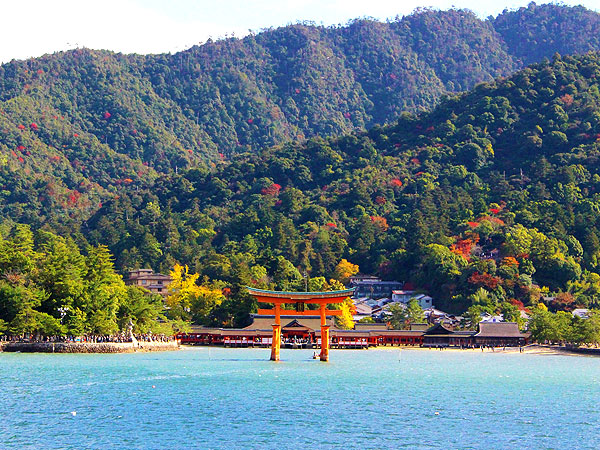 【広島・宮島】梅林崖長とオトナの修学旅行！広島城から原爆ドーム、厳島神社まで～デルタに築かれた巨城、平和を願う建築と都市公園、美と祈りの海上社殿群～