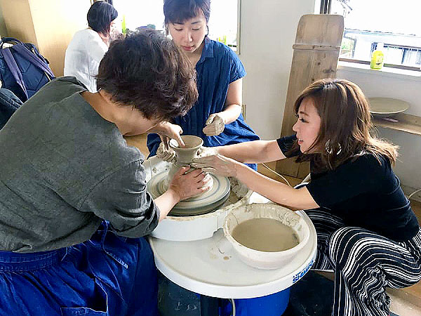 【清水焼】ロクロ使って釉薬選んで☆あなた好みのマイ清水焼づくり～新鋭の女性陶芸家がレクチャー、老舗の窯元めぐり付き～
