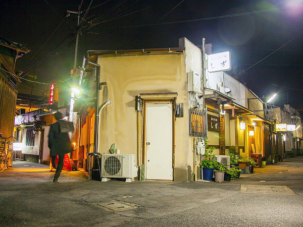 【京都路地裏研究所】四条大宮の盛り場探検！路地奥のディープ酒場で一杯～伝説の任侠が生んだ歓楽街！？特濃のF字型路地・寛遊園、新宿会館まで～