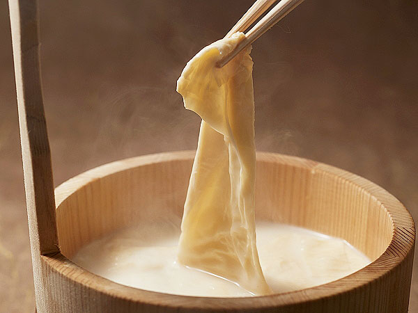 【松山閣】仁和寺の奥山に佇む料亭へ、当主がもてなす錦秋のゆば尽くし会～ゆば工房を拝見、できたて湯葉と紅葉茶会、7万坪の絶景が秋色に染まる～