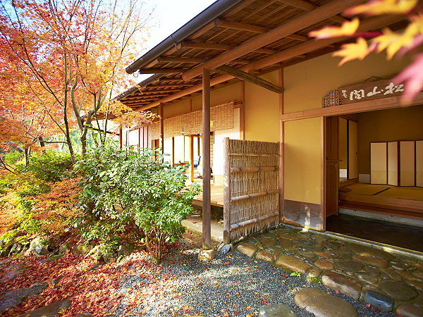【松山閣】仁和寺の奥山に佇む料亭へ、当主がもてなす錦秋のゆば尽くし会～ゆば工房を拝見、できたて湯葉と野点茶会、7万坪の絶景が秋色に染まる～