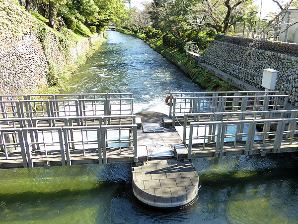 【羽村】ブラタモリ案内人と、玉川上水の源流凹凸ツアー！“ハケ”が連なる魅惑の街へ～謎のスリバチ「まいまいず井戸」！河岸段丘を水が登る！？江戸創業の酒蔵まで～