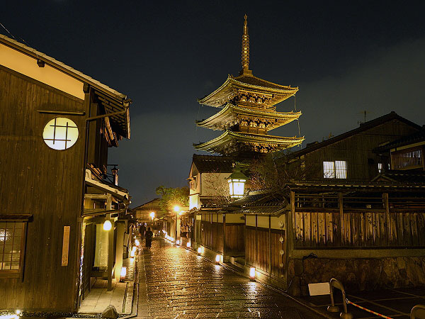 ★中止★【夜の東山】灯りに浮かぶ幽玄の小径、怪しく美しい「東山花灯路」古刹めぐり～幻想の桃山庭園、粟田祭の大燈呂、光と陰が織りなす京の夜～