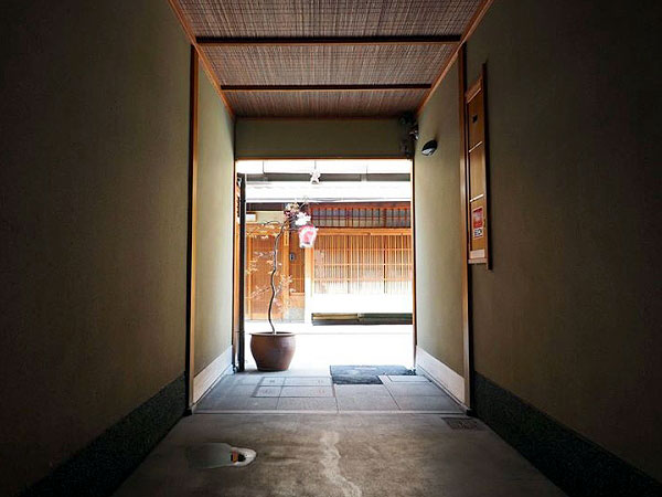 【京都路地裏研究所】京都一の路地裏先進国☆東山・路地の暮らしを訪ねて～花街のトンネル路地、若手作家集う「あじき路地」、裏道に広がる聖域へ～