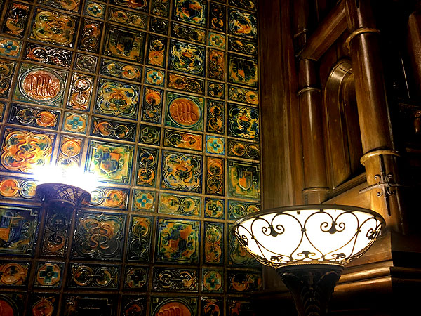 【三休橋筋】名建築連なる船場のレッドカーペット、傑作・綿業会館を特別見学～老舗理髪店、公会堂、日本最古の幼稚園…三休橋筋愛好会と巡るモダン大阪～