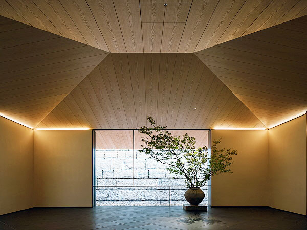 【パークハイアット京都】老舗料亭と融合したハイアット最上級ブランド、ホテルマンがご案内～世界的デザイナーと名作庭家が生んだ極上空間、スペシャルランチ付き～