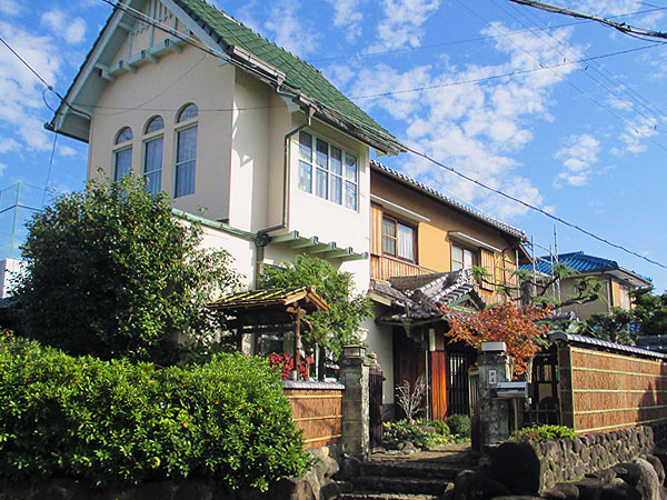 【淀】当主＆建築史家がご案内、通常非公開・洋館付き近代住宅の名作を拝見～魅惑の緋色タイル、三連ステンドグラス…河津桜が彩る水郷都市めぐり～