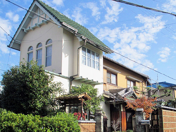 【淀】当主＆建築史家がご案内、通常非公開・洋館付き近代住宅の名作を拝見～魅惑の泰山タイル、三連ステンドグラス…三川が合流する水郷都市めぐり～