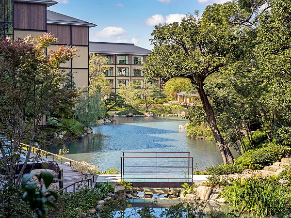 【フォーシーズンズホテル京都】東山に佇む五つ星ホテル、館内スペシャルツアー～名刹を望むスイートルーム、エルメスの人力車、チャペル…コースランチ付き～