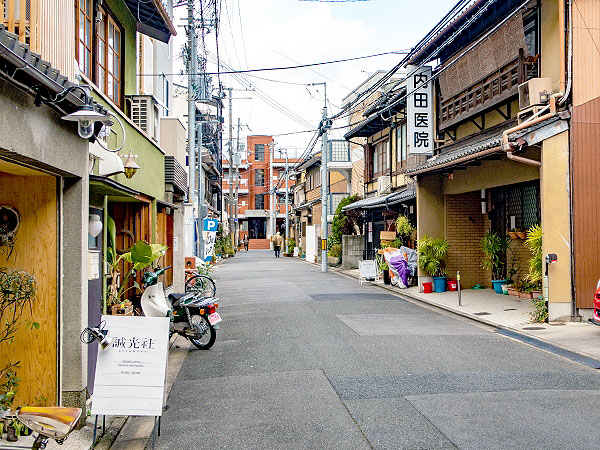 【御所東】梅林崖長と鴨川ウォーターフロントへ！洛中東縁エリアの凸凹を歩く～御土居、謎の丁字路、カフェと本屋…新陳代謝が止まらない注目エリアの多面性～