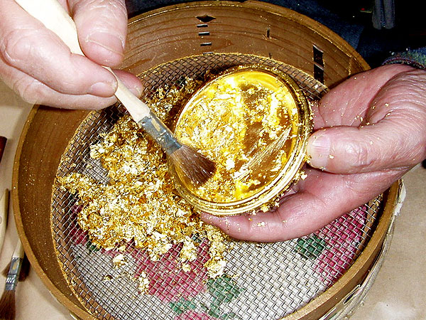 【京職人】ライター高橋マキの、新・京都地図案内。京職人の世界にシビれる～法衣、金箔…お寺と共にある伝統の手しごとを間近で拝見～