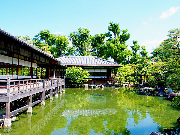 【渉成園】御用庭師といく東本願寺の別邸庭園、名庭の美を紡ぐ技と心に迫る～文人趣味の御殿群、初夏の花咲く池泉庭園、通常非公開・印月池舟着き場跡まで～