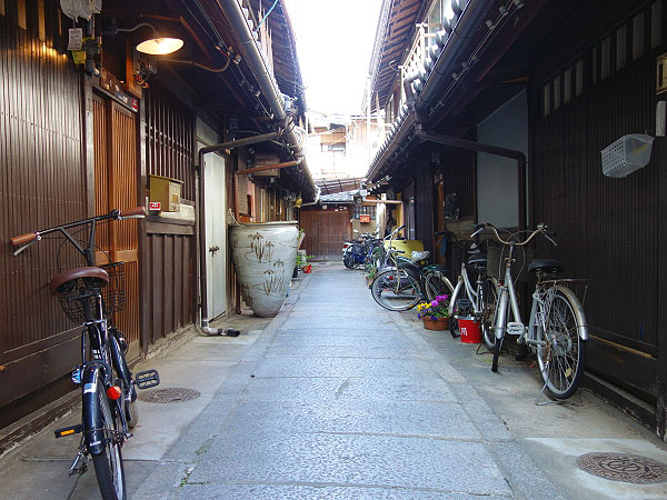 【西陣】職人たちが暮らす“辻子”の町！元生糸問屋専務といく、織屋街の裏みち小道～織物司が通した紋屋辻子、糸を染める西陣五水、人気漫画家の町家アトリエを拝見～