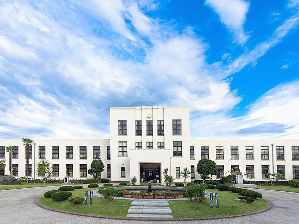 【豊郷小学校】ヴォーリズ建築「東洋一の小学校」へ！非公開エリアも拝見～圧巻、白亜の校舎群！普段は入れない教室内部から理科室、校舎屋上まで～