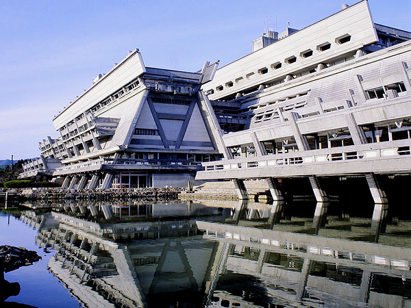 【京都国際会館】まるで宇宙船！？戦後の情熱が生んだ空前のモダニズム建築へ～何から何まで見所だらけ！VIPルーム、剣持家具、日本庭園…ランチ付き～