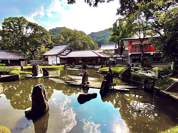 【松尾山】森の案内人と春色トレッキング！松尾大社から太古の聖域へ～竹の寺と山麓古墳群、重森三玲・巨岩の傑作庭園、神々の深い森をいく～