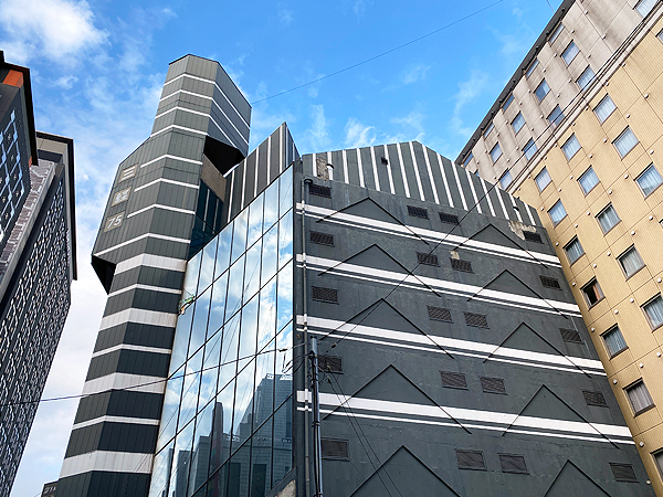 【新宿】建築史家と味わう新宿歌舞伎町「いいビル」の世界、個性派ビルの密林へ～世界的建築家のハイテク建築、巨匠の処女作、異端の軍艦マンションまで～