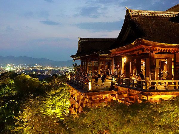 【東山】夏の宵まいり、清水寺千日詣りと夕暮れに浮かぶ東山の小径をいく ～観音さま最大の功徳日、本堂内々陣を特別拝観、安井金比羅宮まで～