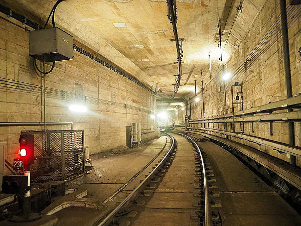 ※延期【真夜中の地下鉄】元車両工場長と幻の3番線へ！終電後の北大路駅まさかの潜入～前代未聞の地下鉄40周年特別企画、秘密の階段から巨大な“穴”まで～