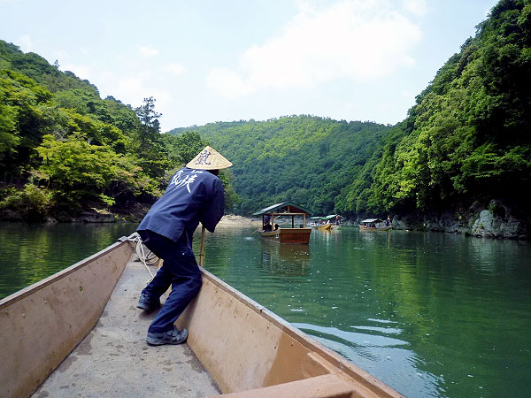 【嵐山】名物副会長といく嵐山商店街、食べ呑み歩き＆屋形船遊覧～月橋渡くんがお出迎え！職人技を拝見、おもしろ名店珍道中～