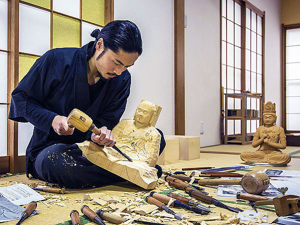 【宮本工藝】仏師・我休さんのお仕事拝見！日本中から依頼が絶えない工房へ～原木から仏様ができるまで！元服飾デザイナーが挑む、至高の仏づくり～