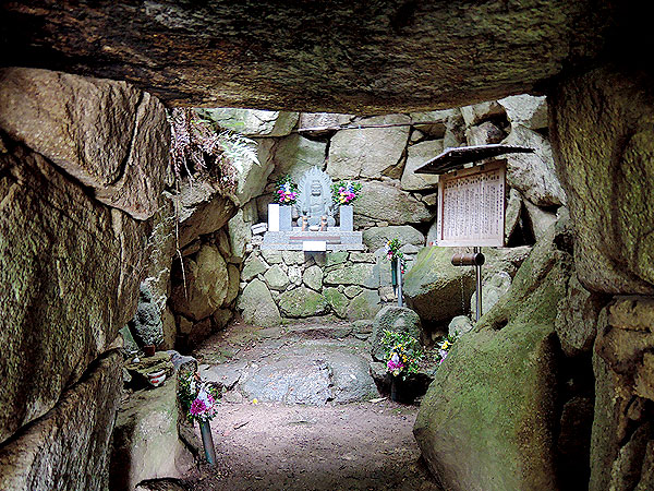 【百穴古墳】考古学研究家と古墳にコーフン！横穴式石室の内部を探検しよう～おびただしい古墳が密集する渡来人の聖地、幻の古代寺院から志賀大仏まで～