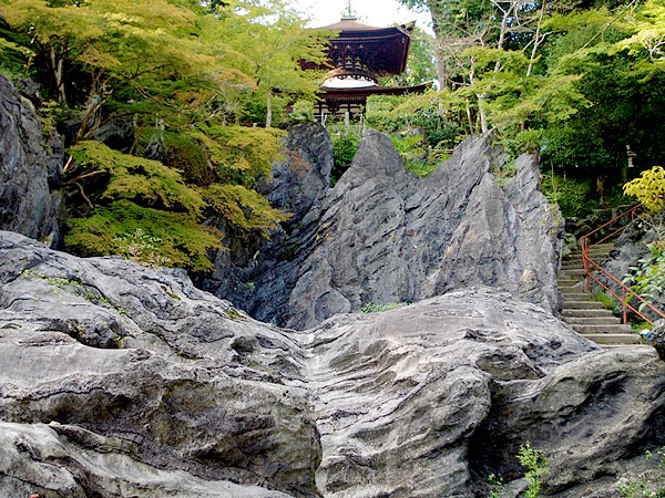 【石山寺】ド迫力！うねる奇岩の観音霊場、湖国の古刹・秋の石山寺へ～巨大な霊石に立つ平安時代の本堂、王朝貴族たちが憧れた石山詣～