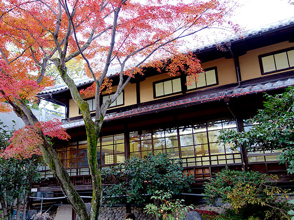 【衣笠】画家たちが暮らした絵描き村、通常非公開の旧木島櫻谷邸と衣笠会館へ～64畳の大画室、山々を一望する洋館、遊び心あふれる櫻谷の建築美～