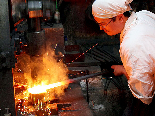 【水野鍛錬所】刀鍛冶職人の、包丁火入れを特別に拝見！刃物の聖地・堺をいく～炎自在に鋼打つ迫力の瞬間！名門鍛冶屋から鉄砲町、環濠都市の痕跡まで～