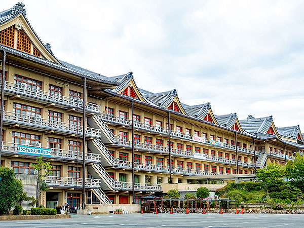 【天理】宗教と生きる街、超ド級の建築群「おやさとやかた」構想を巡る～小さな家から始まった巨大宗教都市、参道商店街から世界の中心まで～