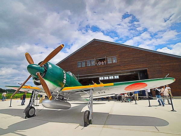 【鶉野飛行場】激動の時を生きた帝国海軍の戦争遺跡、特攻隊悲劇の飛行場へ～巨大防空壕、機銃座、1200メートル滑走路…甦った「紫電改」まで～