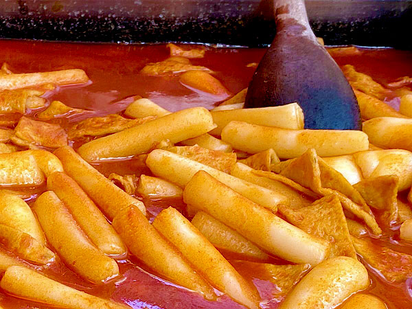 【生野コリアタウン】大阪の韓流おばちゃんと6品食べ歩き！日本最大のリトルコリアへ～絶品ヤンニョムチキン、ドラマで話題のトッポッキ、焼きたて韓流スイーツまで～